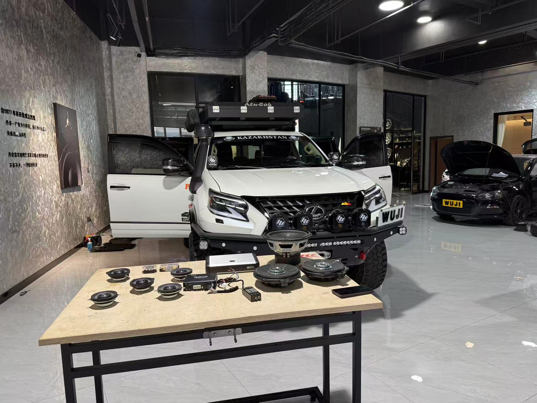 雷克萨斯GX460音响改装-白色GX460停在WUJI施工工位