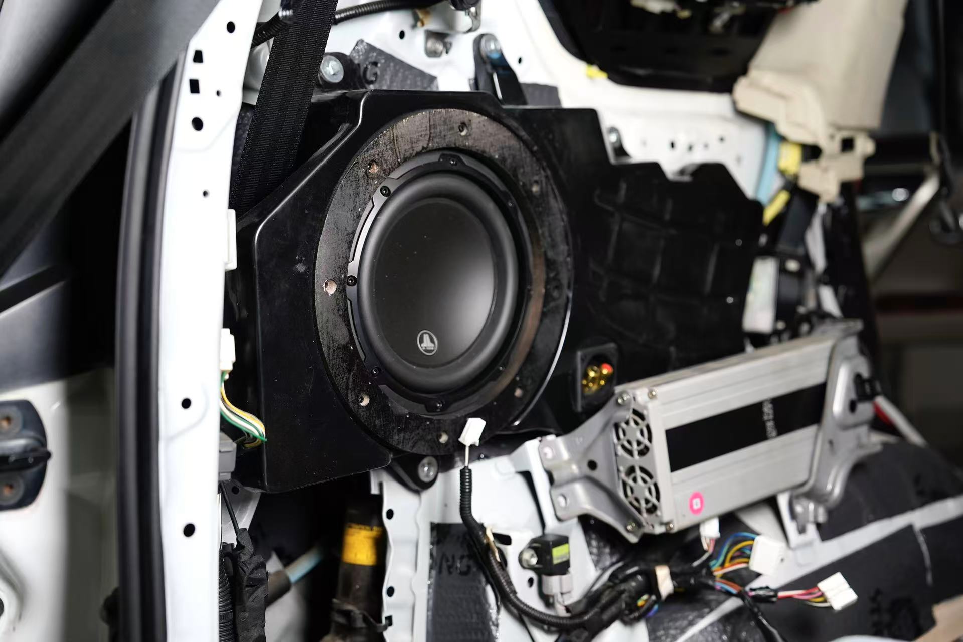 雷克萨斯GX460音响升级-捷力JL Audio 10W3低音炮安装