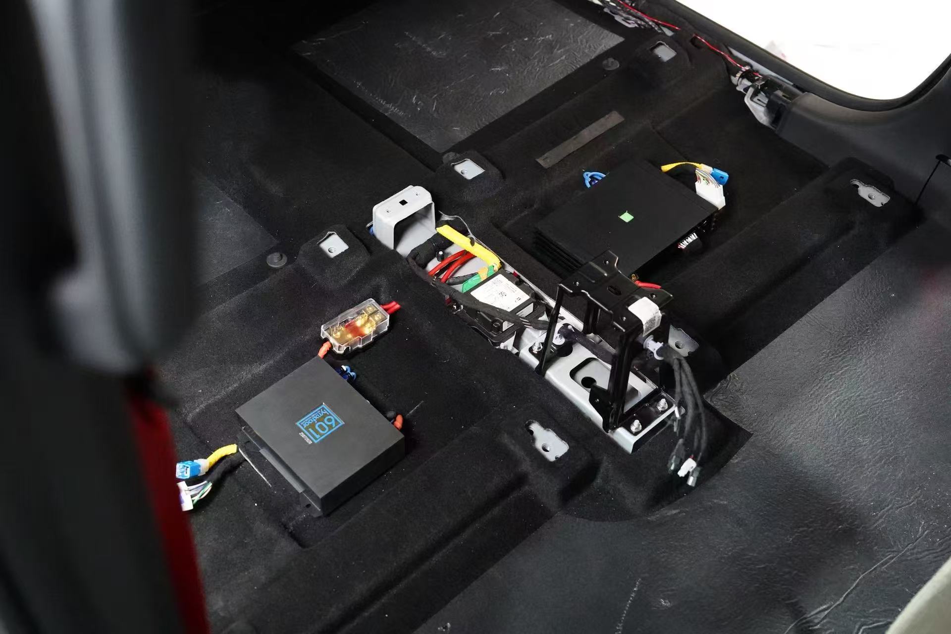 奇瑞iCAR V23尾箱器材安装实拍-爱威DSP功放力库601低音功放DD210低音炮布局