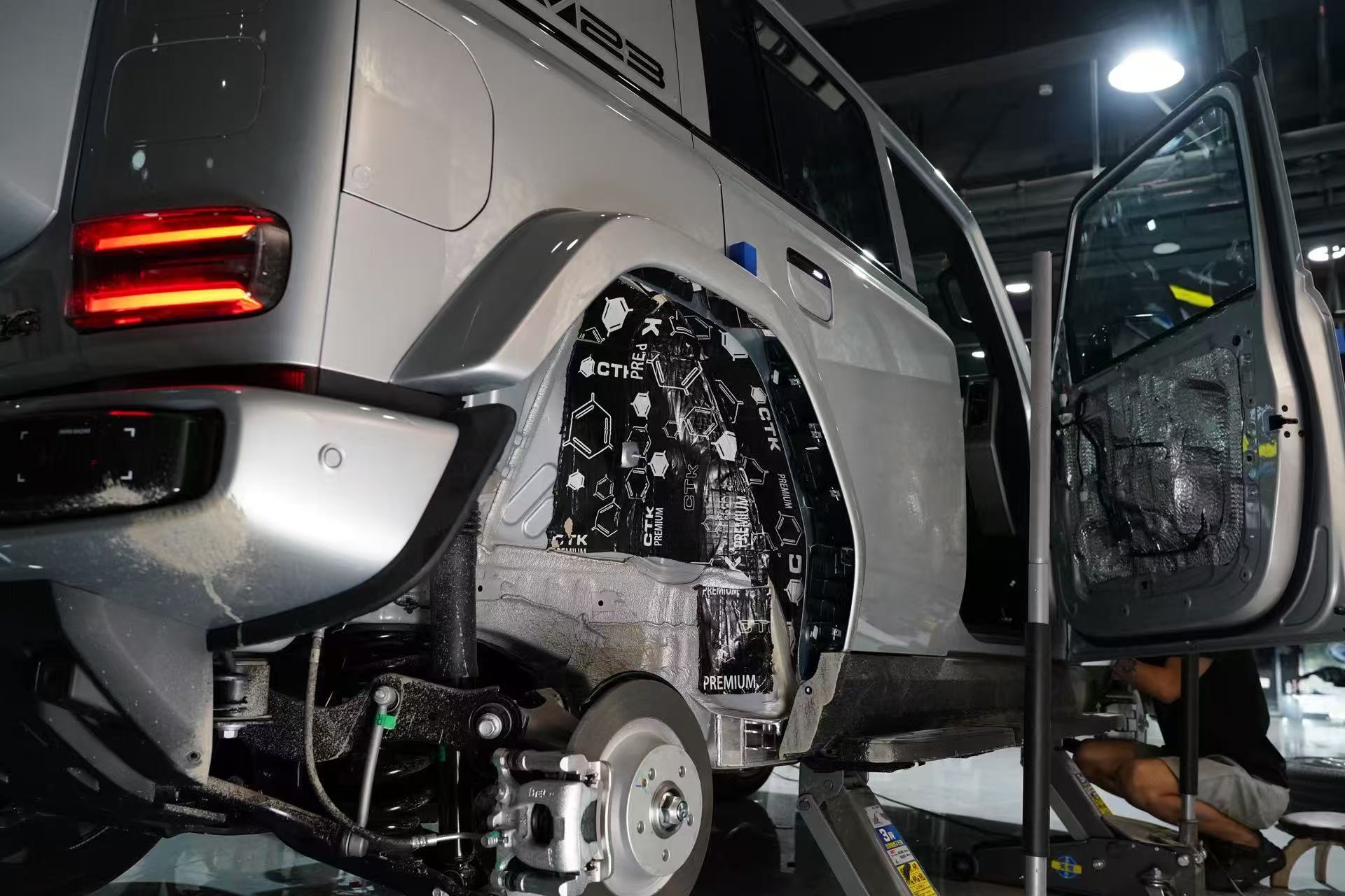 奇瑞iCAR V23后轮拱CTK隔音施工-欧尊3.0止振+声学汉堡5.5三文治材料双层处理实拍
