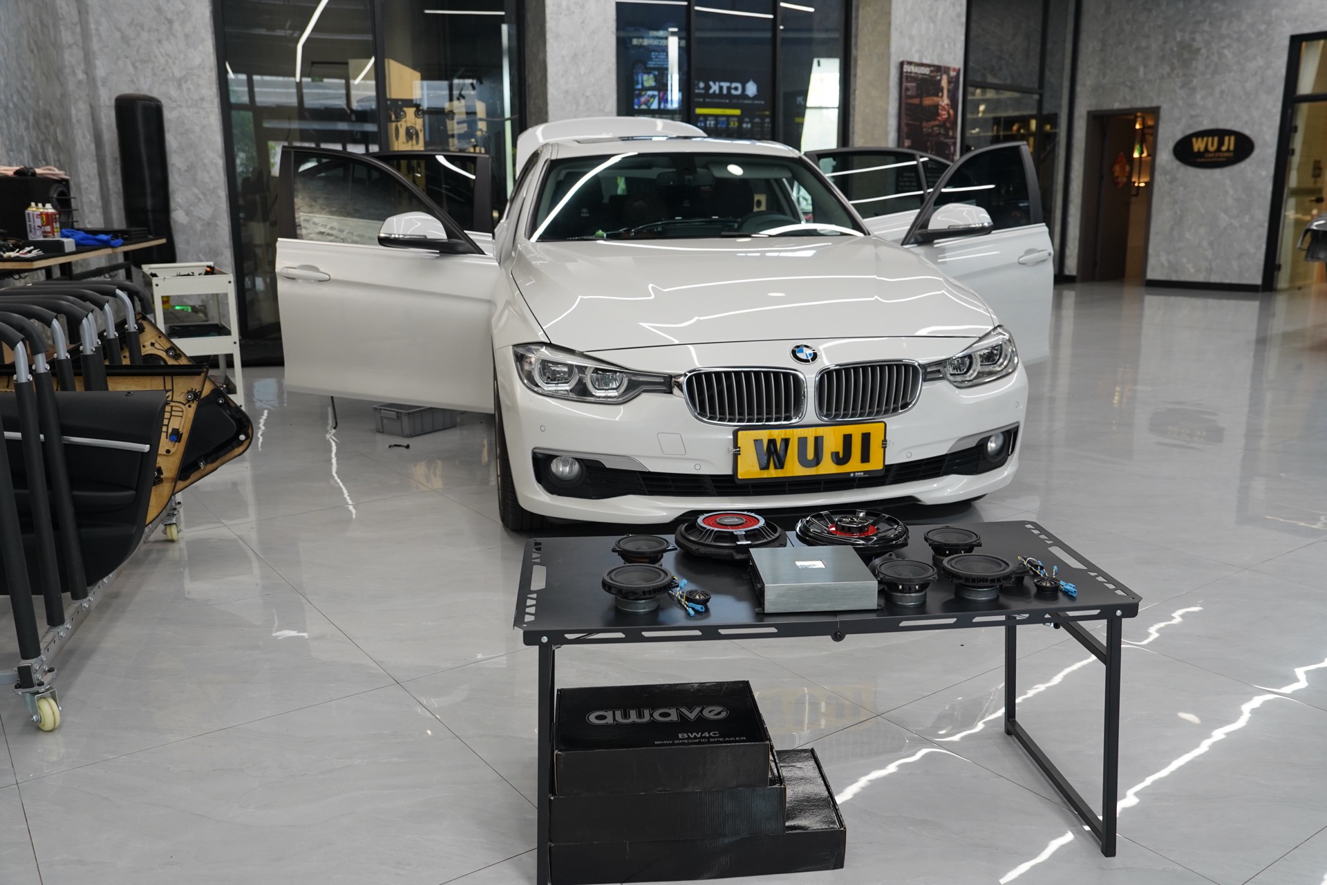 宝马320 白车 F30 F35 WUJI店内施工 爱威BW4C专车专用全套+爱威12路DSP一体机 器材展示