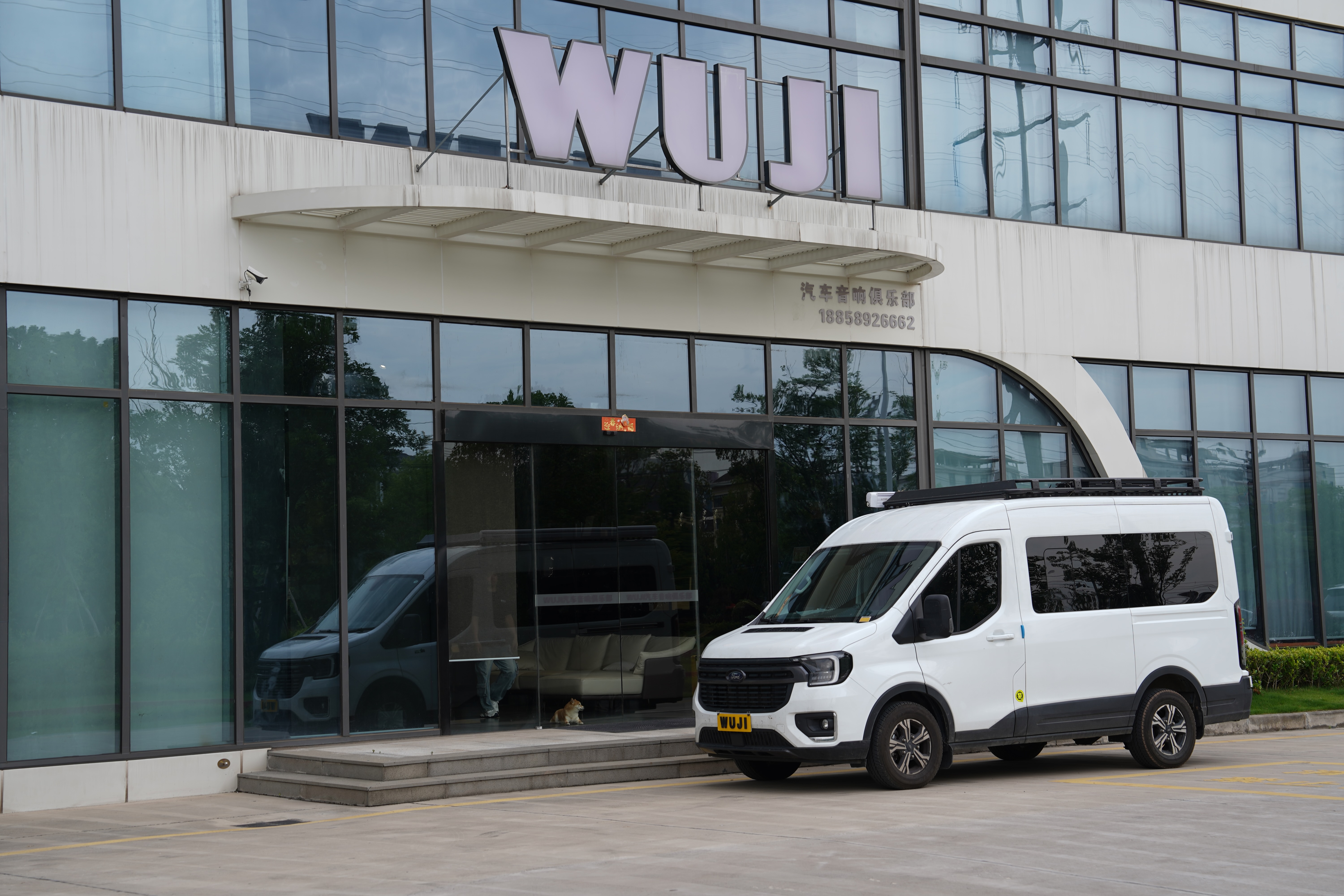 福特全顺T8 白色车头（WUJI店门口展示）